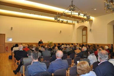 Stellv. Landrat Vinzenz Heggen begrüßte die gut 120 Gäste im Burgsaal der Wewelsburg